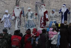 Round dance with participation the Grandfathers Frosts and snow Maidens