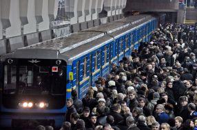 Натовп пасажирів на станції метро