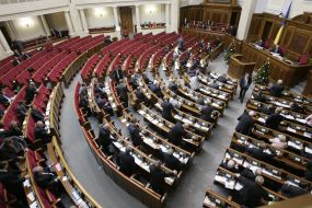 Напівпорожній зал засідань