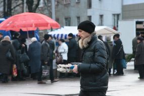 Мужчина несет яйца