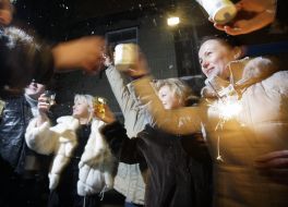 Relatives and friends of Yuriy Lutsenko near Lukyanovsky pre-trial prison