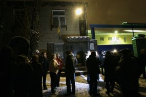 Relatives and friends of Yuriy Lutsenko near Lukyanovsky pre-trial prison