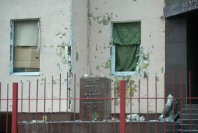 Разрушенный в результате взрыва памятник Сталину