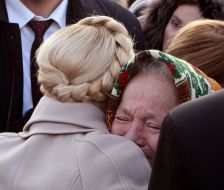 Юлия Тимошенко обнимает пожилую женщину