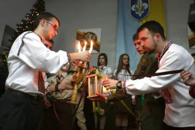 Scouts kindle a candle