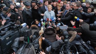 Yuliya Timoshenko speaks with journalists