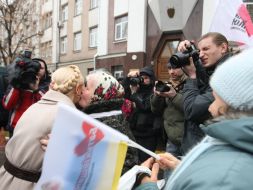 Літня жінка цілує Юлію Тимошенко