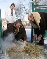 Men set fire to Didukh