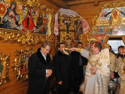Priest consecrates Viktor Yushchenko