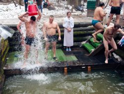 Мужчина обливается водой