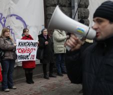 Учасники акції на підтримку книгарні ”Сяйво”