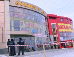 Повреждённое взрывом здание торгового центра