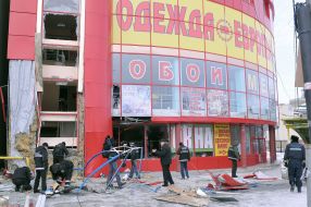 Повреждённое взрывом здание торгового центра