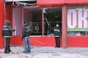 Повреждённое взрывом здание торгового центра