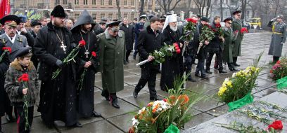 Laying flowers at the monument to Taras Shevchenko