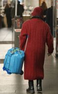 Літня жінка заходить в метро