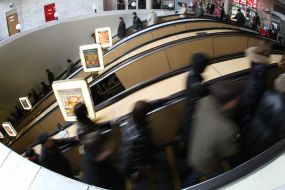 Люди на ескалаторі в метро