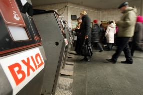 Люди заходять в метро