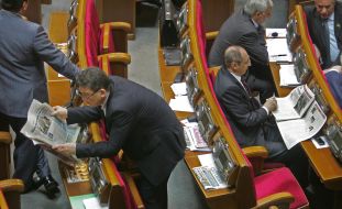 People's deputies read the newspaper