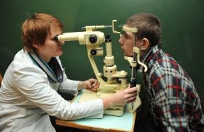 Лікар оглядає призовника