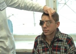 Лікар оглядає призовника