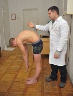 Лікар оглядає призовника