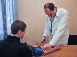 Лікар оглядає призовника