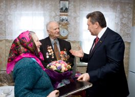 Viktor Yanukovich, Nikolay Otrokh and Nadezhda Otrokh 
