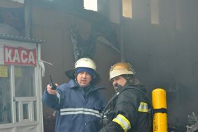 Пожарный и сотрудник МЧС