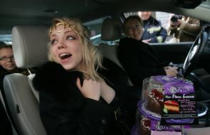 Девушка держит торты