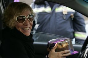 Женщина держит торт