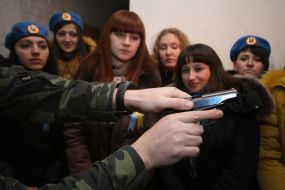 Участницы акции "Один день в армии, или госпожа-солдат"