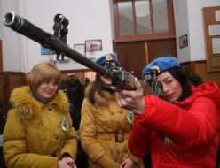 Участницы акции "Один день в армии, или госпожа-солдат"