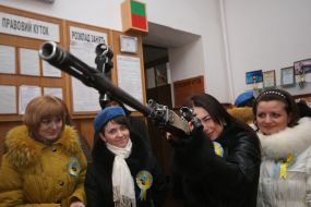 Участницы акции "Один день в армии, или госпожа-солдат"