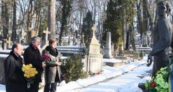 Laying-on of flowers to the grave of Vladimir  Ivasyuk