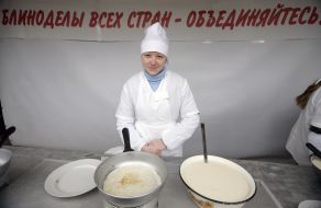 Учасниця фестивалю млинців