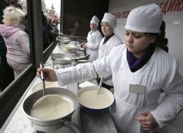 Учасники фестивалю млинців