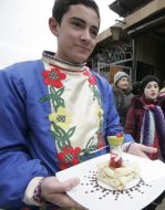 Учасник фестивалю млинців