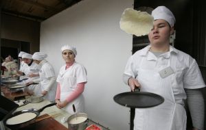 Учасники фестивалю млинців