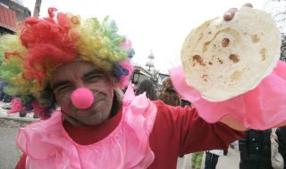 Клоун демонструє млинець