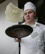 Учасник фестивалю млинців