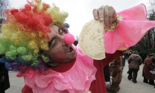 Клоун їсть млинець