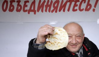 Учасник фестивалю млинців