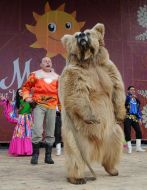 Виступ циганського ансамблю 