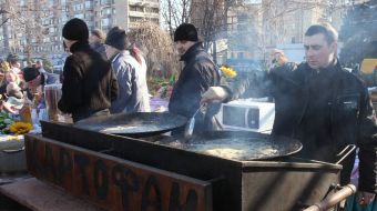 Чоловік смажить картоплю