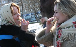 Жінки їдять млинці