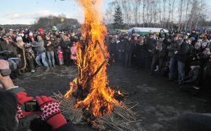 Палаюче опудало Зими