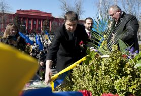 Laying flowers at the monument to Taras Shevchenko
