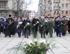 Laying flowers at the monument to Taras Shevchenko
