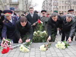 Laying flowers at the monument to Taras Shevchenko